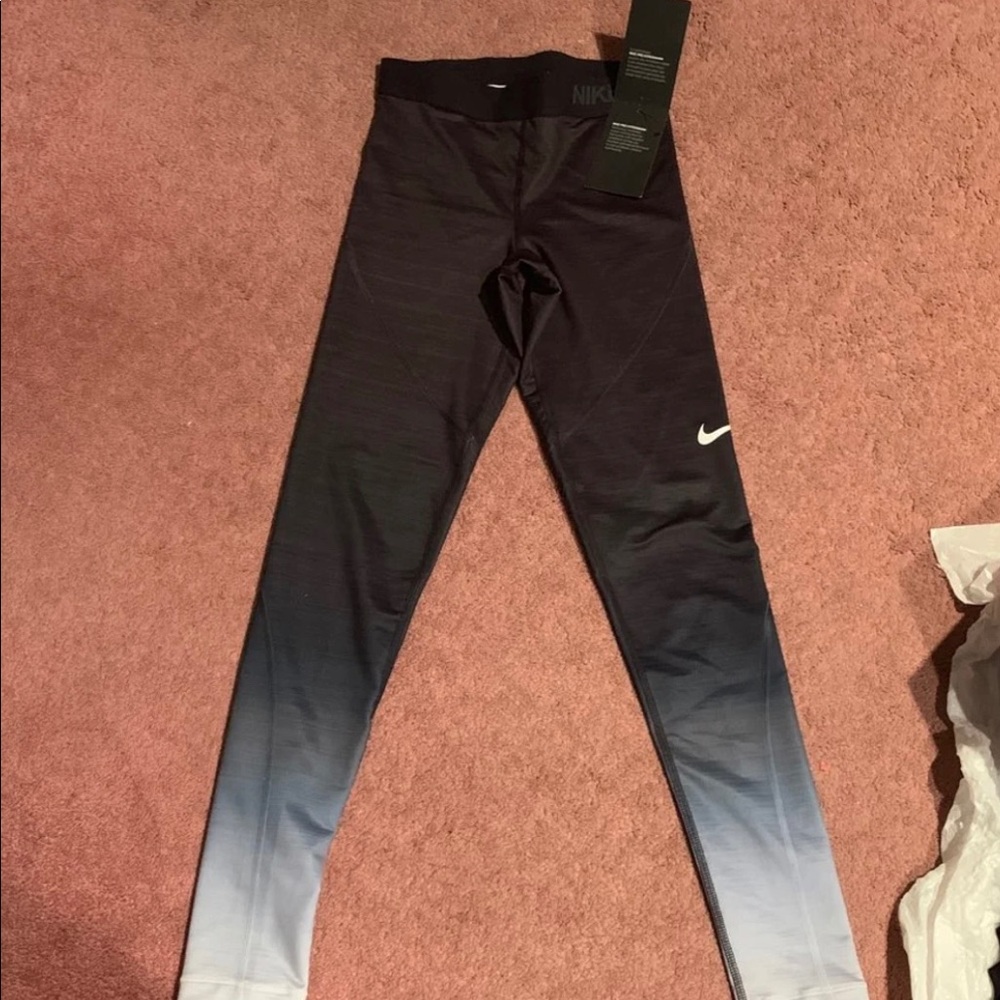 BRAND NEW NIKE GRADIENT LEGGINGS